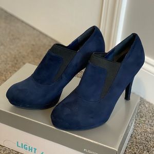 Women’s size 7,1/2 navy blue suede ankle boots, in great condition